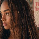 Boho braids : tresses nettes et mèches bouclées encadrant le visage