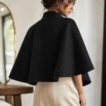 Cape courte noire : vue mode de dos, tissu et coupe