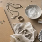 Comment nettoyer bijoux argent : chaîne ternie sur bicarbonate et eau chaude