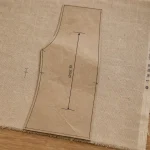 Droit fil en couture : flèche de patron sur tissu pour éviter plis et déformations