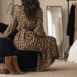 Léopard mode : robe léopard midi ceinturée, look élégant sans surcharge