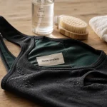 Maillot de bain recyclé, fibres recyclées et étiquette intérieure visible
