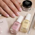 Ongles 2026 tendance : ongles courts glacés squoval et top coat brillant