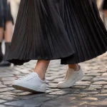 Quelles chaussures avec jupe longue plissée pour éviter l’effet tassé : baskets blanches, bottines noires, bottes
