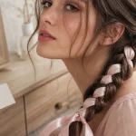 Tresse tissus cheveux avec ruban noué dans la tresse