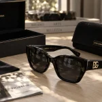 Lunettes de soleil Dolce et Gabbana en acétate noir, verres fumés, coffret et étui