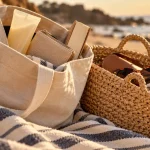 Sac de plage femme chic en toile écru et panier raphia